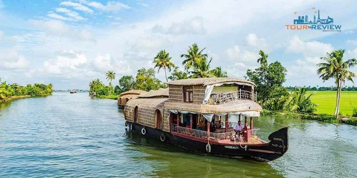 Discovering the Enchanting Backwaters: Best Time to Visit Alleppey