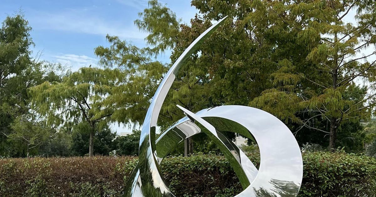 What Factors Should You Consider When Buying a Stainless Steel Sculpture?